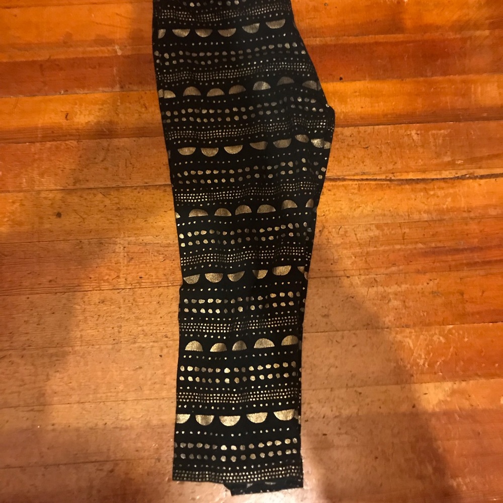 Gold and black capris.